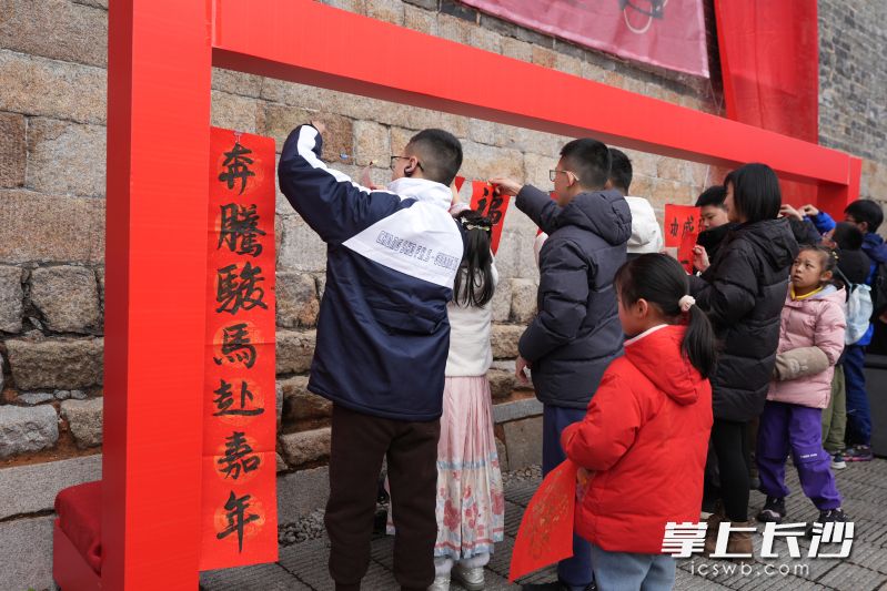 市民收获春联好礼。  均为长沙晚报全媒体记者郭雨滴摄