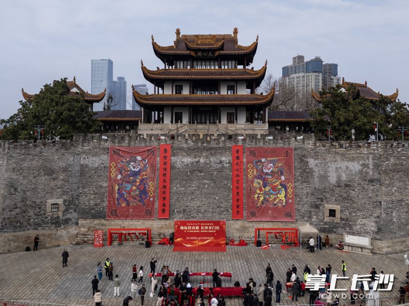 天心阁挂上新春联。