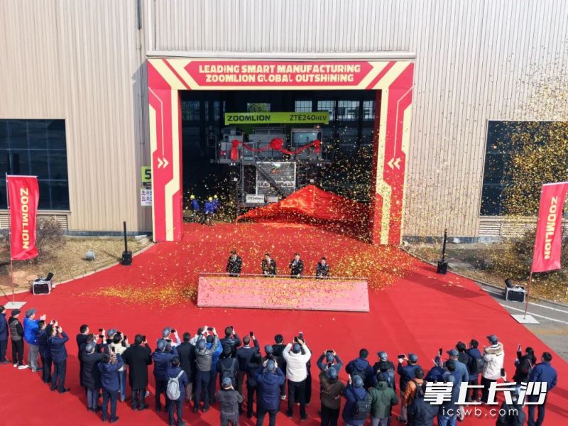 中联重科ZTE240HEV混合动力电传动自卸车发布现场。