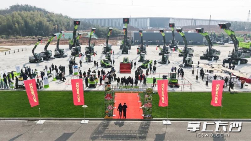 中联重科智慧产业城土方机械园区活动现场。
