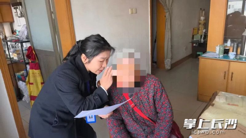 公证员为当事人提供上门公证服务。 长沙市麓山公证处供图