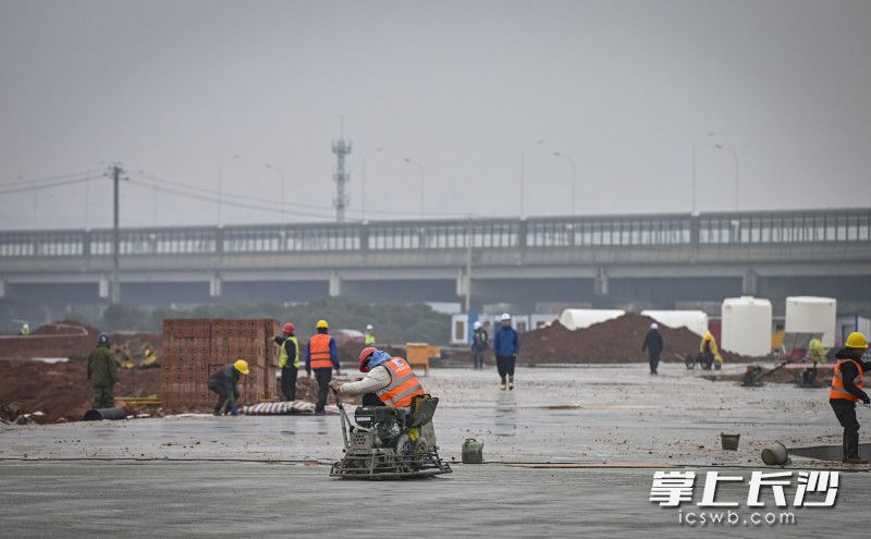 目前桩基工程已全面完成，即将正式转入地下室结构施工阶段。