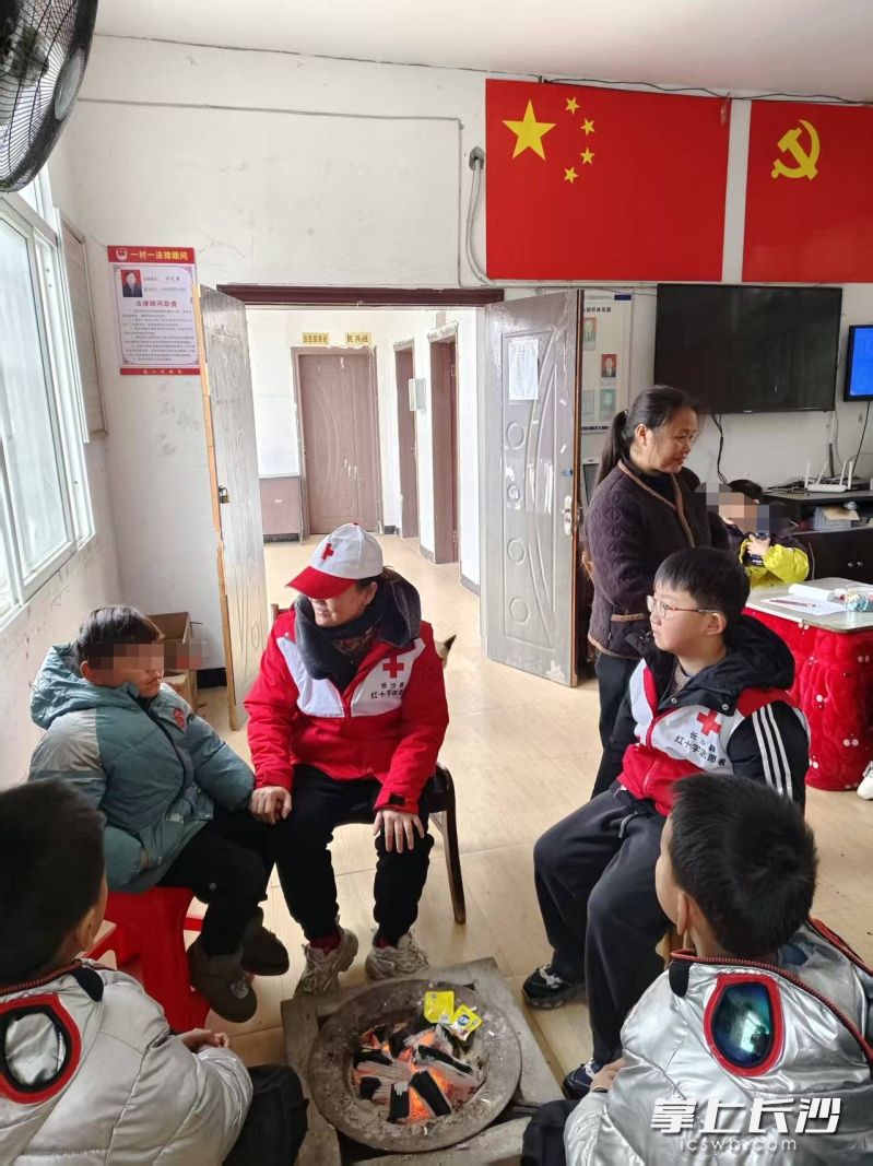 2月11日，长沙市长沙县微光志愿服务队志愿者们来到湘西，为困境、特殊家庭青少年儿童送去关爱与陪伴。 通讯员供图