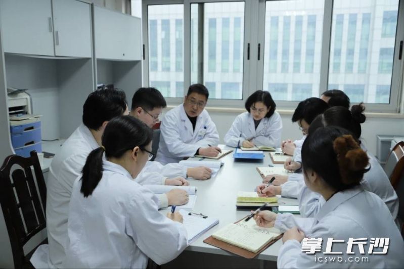 湖南省职业病防治院组建了一支由中毒医学科、呼吸科、康复科等多学科专家组成的专项救治团队，第一时间开展联合会诊。