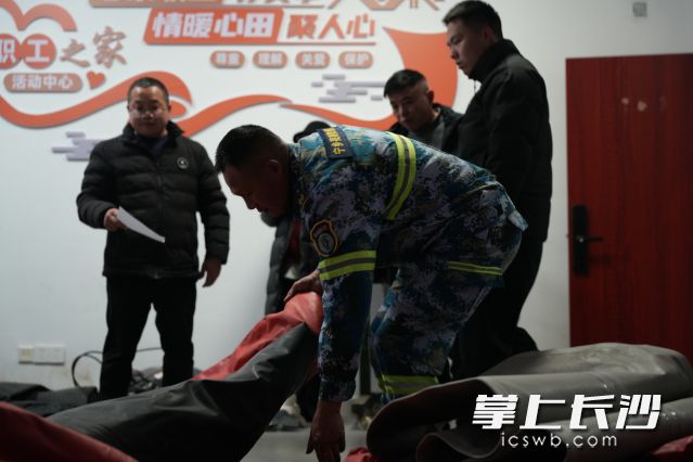 救援物资码放整齐，工作人员正在登记领取。