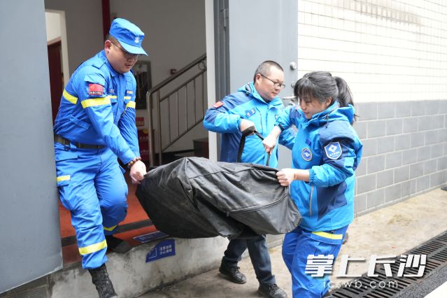 工作人员正在搬运防汛物资装备。  均为长沙晚报全媒体记者林暘摄