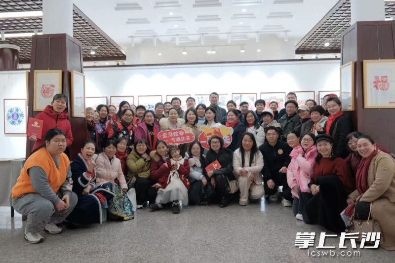 观展者合影。 均为通讯员供图