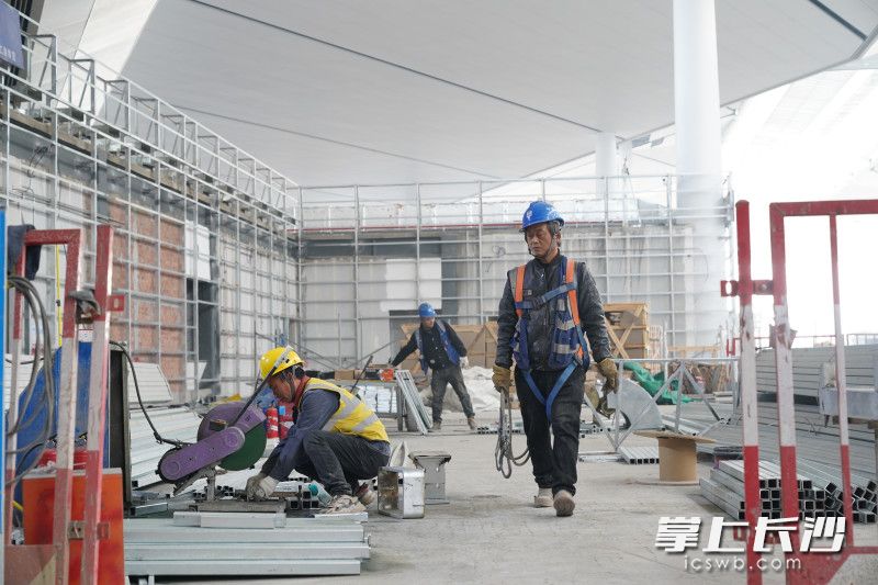 工人正对T3航站楼进行室外装修。