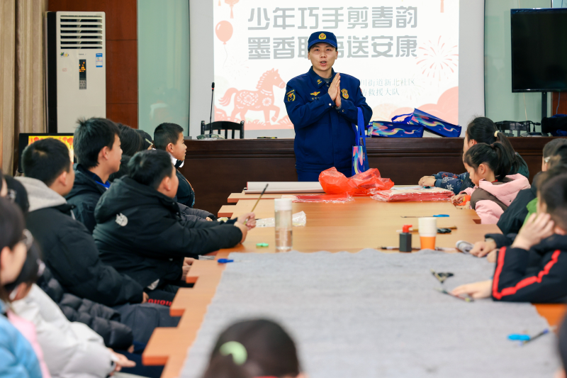 浏阳市淮川街道新北社区开展“少年巧手剪春韵，墨香联语送安康”主题活动。通讯员供图