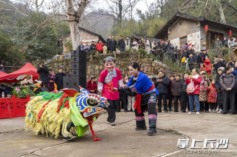 市民游客在这里沉浸式体验展演。