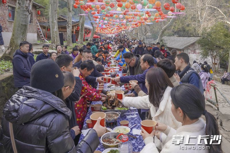 中午，备受期待的“莲花十二村宴”温情开席。