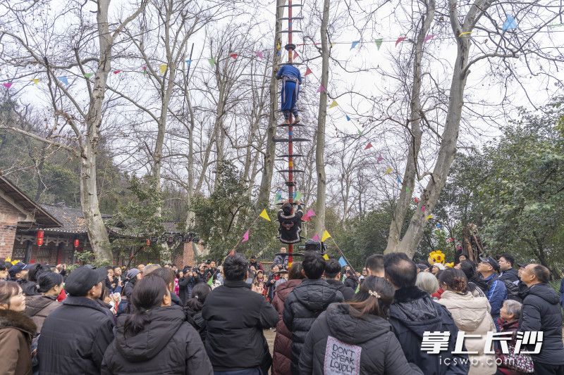 苗舞、上刀山、变脸、舞龙舞狮等十余项非遗表演轮番上演。