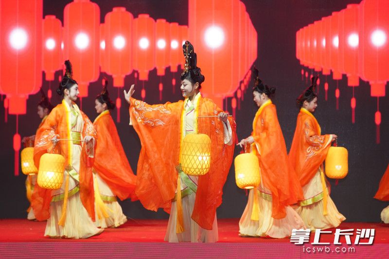 节目表演《贵宴点灯》，彰显点花灯、迎福气的过年传统。