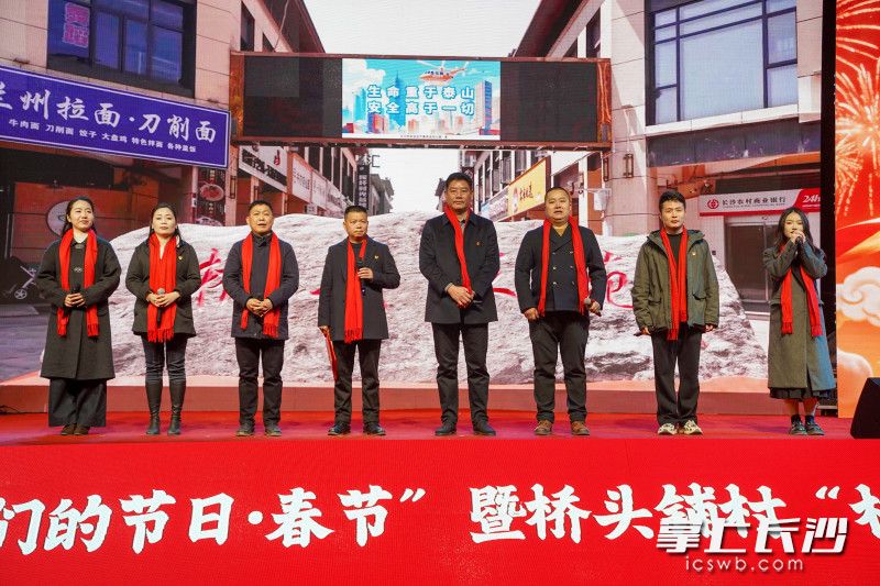 桥头铺村村干部向全体村民拜年送福。