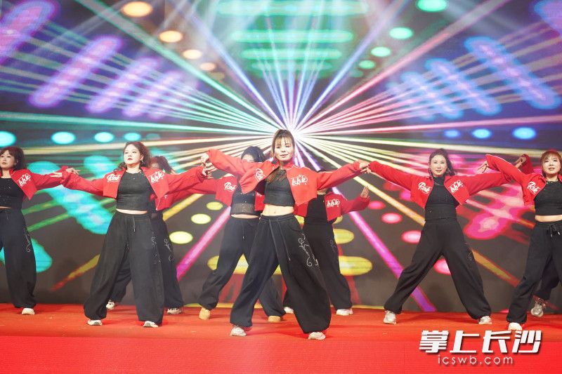 桥头铺村村民自编自导爵士舞《乘风破浪》，舞步铿锵尽显乡村活力。