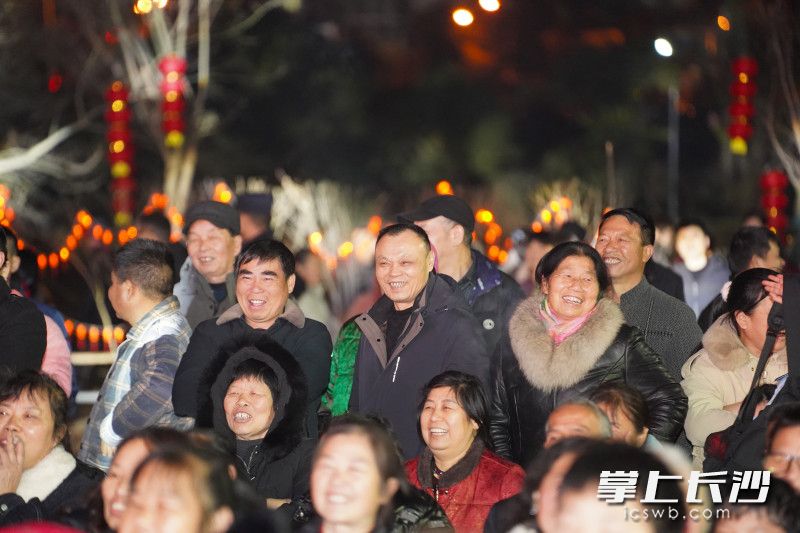 文艺展演精彩纷呈，市民乐在其中。