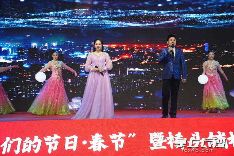 歌舞《灯火里的中国》表演，歌声流淌、裙裾翩跹，将万家灯火的温暖与家国情怀的深情娓娓道来。