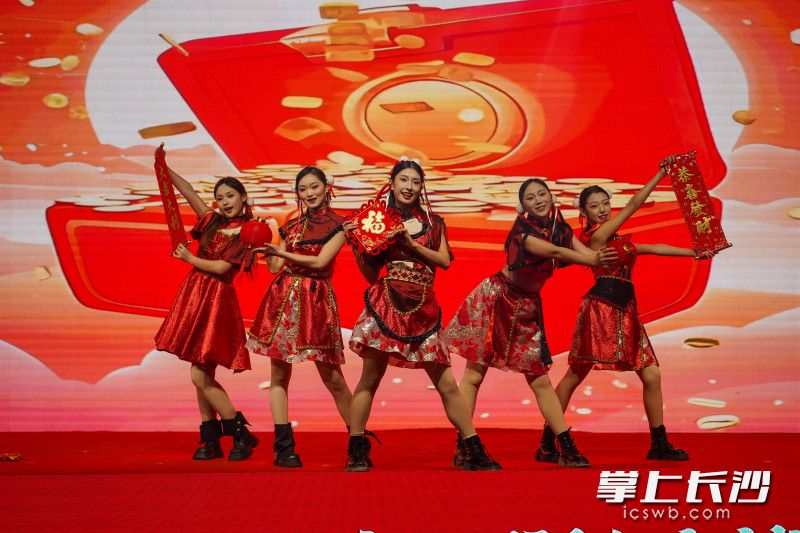 舞蹈《马年好·财运到》表演，以喜庆热烈的节奏、灵动欢快的舞步，奏响马年新春的祝福乐章。