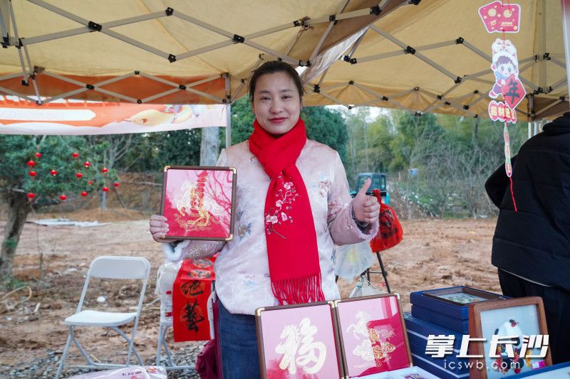 湘绣非遗老师展示“年味”绣品。