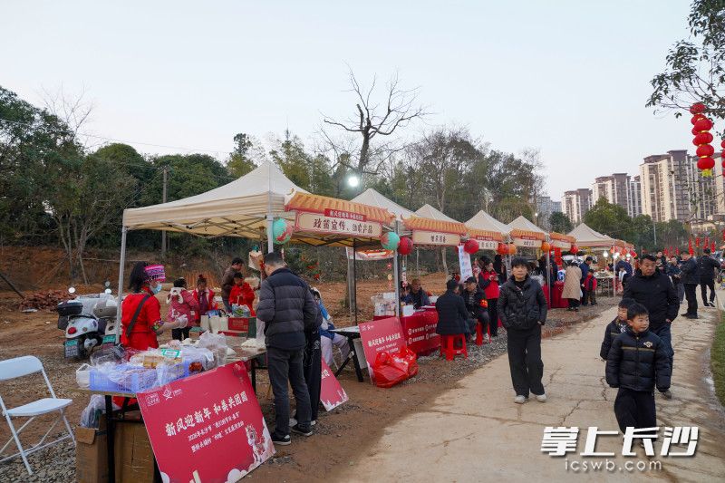 活动开始前，“年货”工坊吸引众多市民前来体验非遗，购买年货。