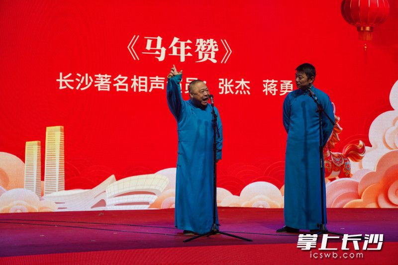 相声表演《马年赞》，用妙语连珠、风趣幽默的表演，趣解马年吉祥寓意，畅谈新春美好愿景。