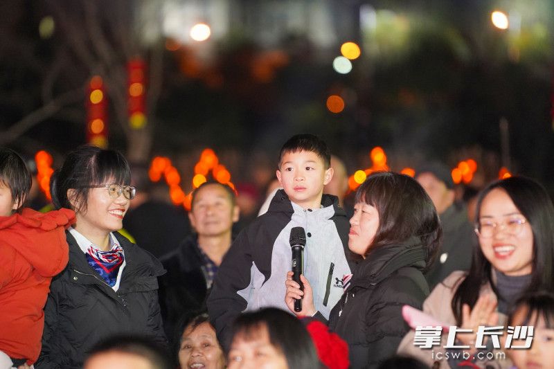 移风易俗知识竞答，学文明知识，赢新春好礼！现场村民纷纷举手抢答，气氛热烈，掌声笑声此起彼伏。