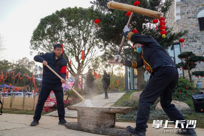 “年味”工坊打糍粑吸引广大市民观赏。