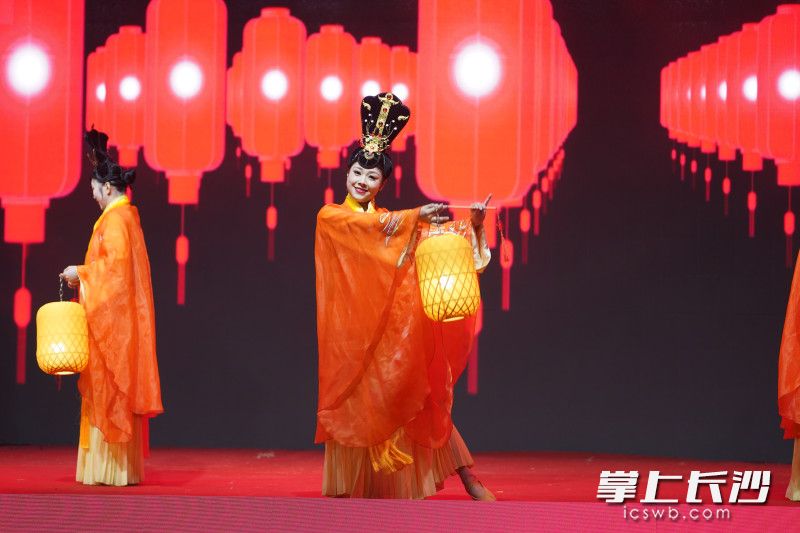 节目表演《贵宴点灯》彰显点花灯、迎福气过年传统。 节目表演《贵宴点灯》彰显点花灯、迎福气过年传统。