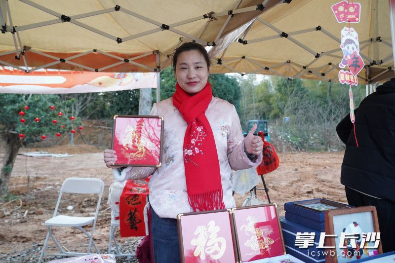 现场展示“年味”绣品。 现场展示“年味”绣品。