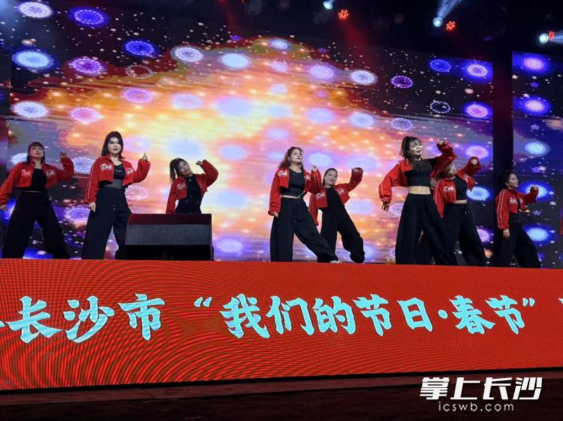 桥头铺村村民自编自导爵士舞《乘风破浪》,舞步铿锵尽显乡村活力。 桥头铺村村民自编自导爵士舞《乘风破浪》,舞步铿锵尽显乡村活力。