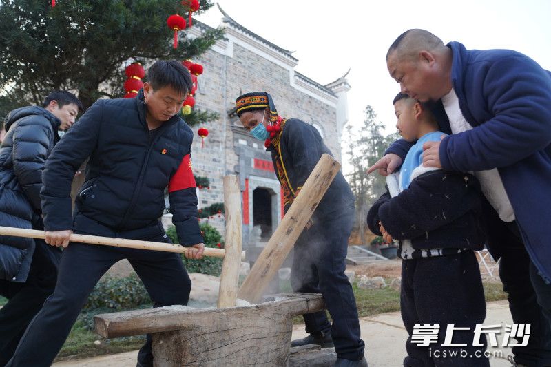 “年味”工坊打糍粑吸引广大市民观赏。 “年味”工坊打糍粑吸引广大市民观赏。