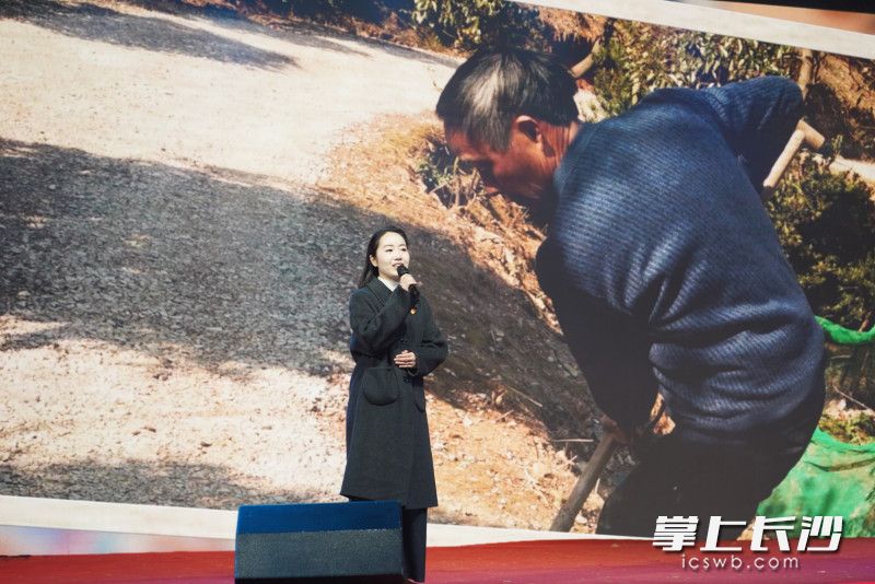 《赓续雷锋薪火 共筑温馨桥头》微宣讲,讲述“全国最美志愿者”赵建恒的故事。 《赓续雷锋薪火 共筑温馨桥头》微宣讲,讲述“全国最美志愿者”赵建恒的故事。