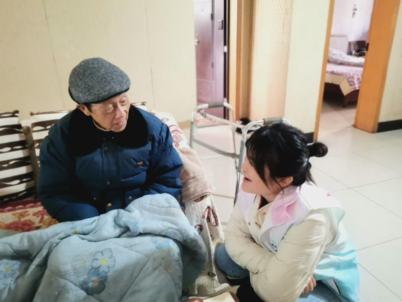 上门走访社区90岁高龄老人。