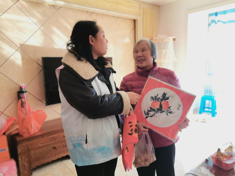 收到春联和年画的老人们笑容满面。