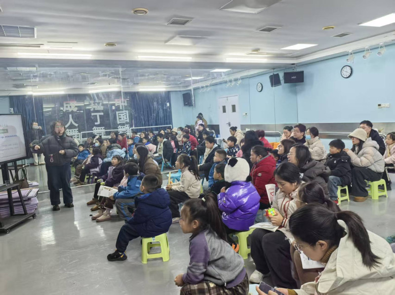 孩子们认真聆听讲座。