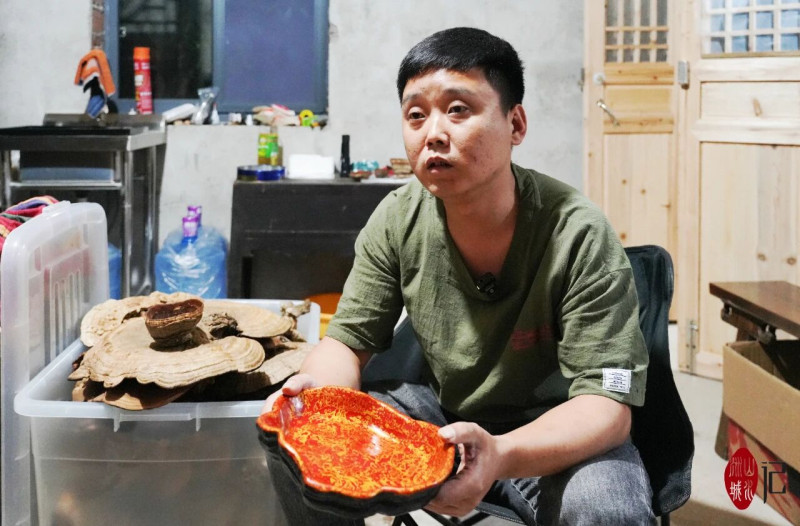 安化县非遗髹漆工艺市级代表性传承人王鑫在入驻南科院子后，更安心地深耕大漆创作，传承传统技艺。