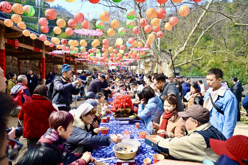 热气腾腾的长龙宴席分五轮进行，约1000名预约成功的市民游客与本地村民、新就业群体代表等齐聚一堂，共享盛宴。湘江早报全媒体记者 罗杨 摄