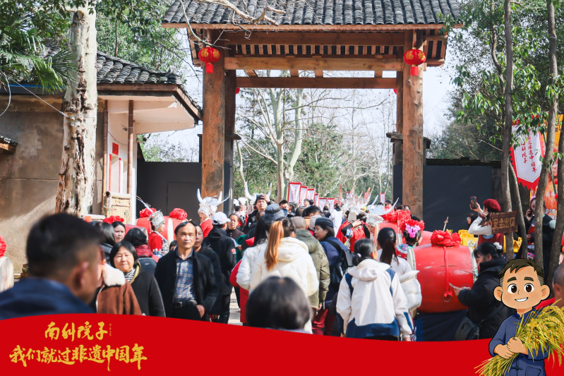 现场人头攒动，年味满满。