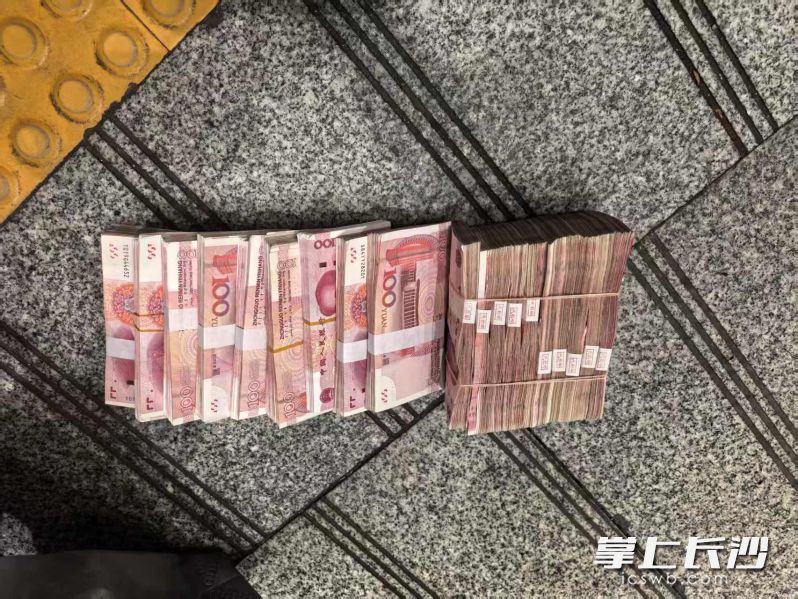 包内有19万元人民币的现金。