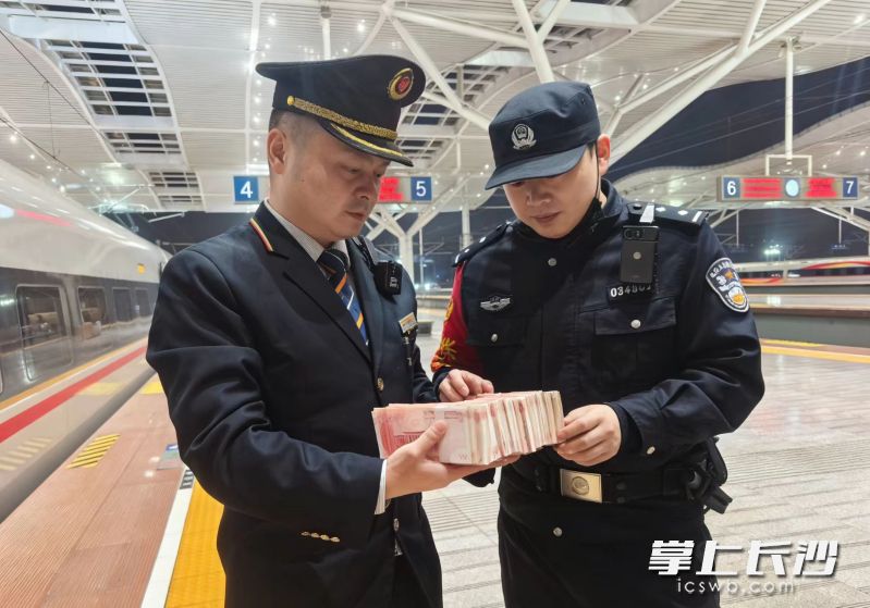 列车长任斌（左）和乘警共同处置。均为通讯员供图