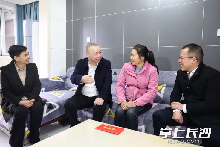 刘新良走访慰问困难党员张启秀。 均为长沙晚报全媒体记者盛磊摄