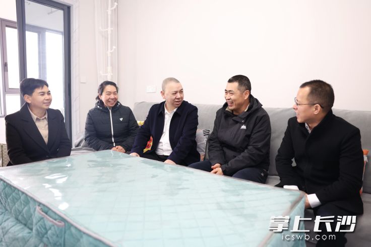 刘新良走访慰问困难退伍军人党宏军。