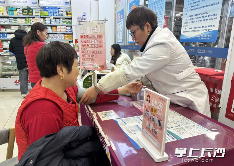 部分驿站还对外开放便民洗手间，针对老年人使用智能设备难、就医不便等问题，驿站增设无障碍通道。