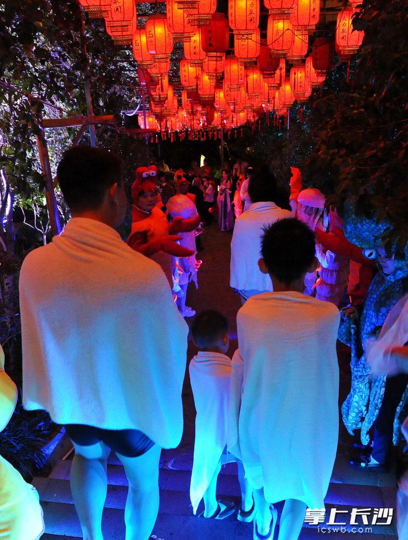 游客在暖汤与烟火中感受传统年节的温情与热闹。