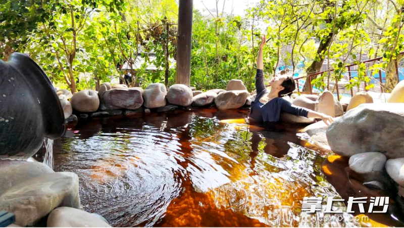 乐泡温泉。