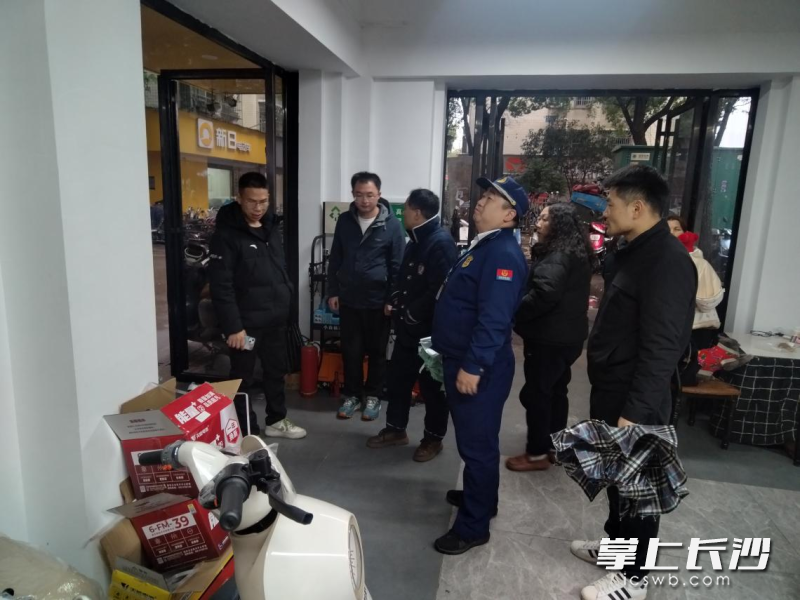 检查组正在检查。 长沙晚报通讯员 宁倩 摄