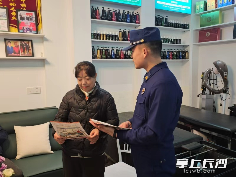 消防员上门开展宣传。 长沙晚报通讯员 刘鑫 摄