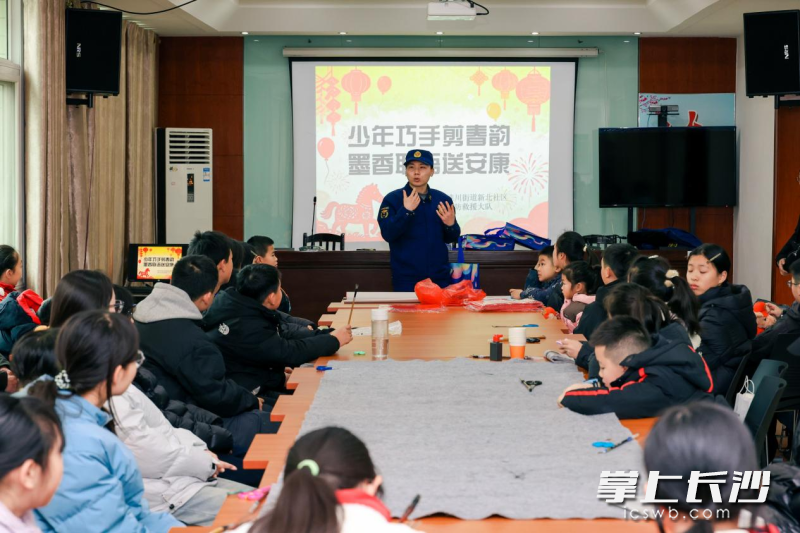 消防宣传员为孩子们上消防安全课。 均为长沙晚报通讯员连鲲鹏摄