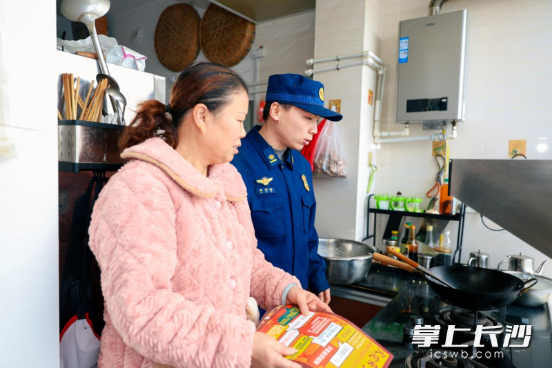 消防宣传员上门查隐患、保平安。