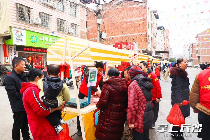 热闹的年货节现场。